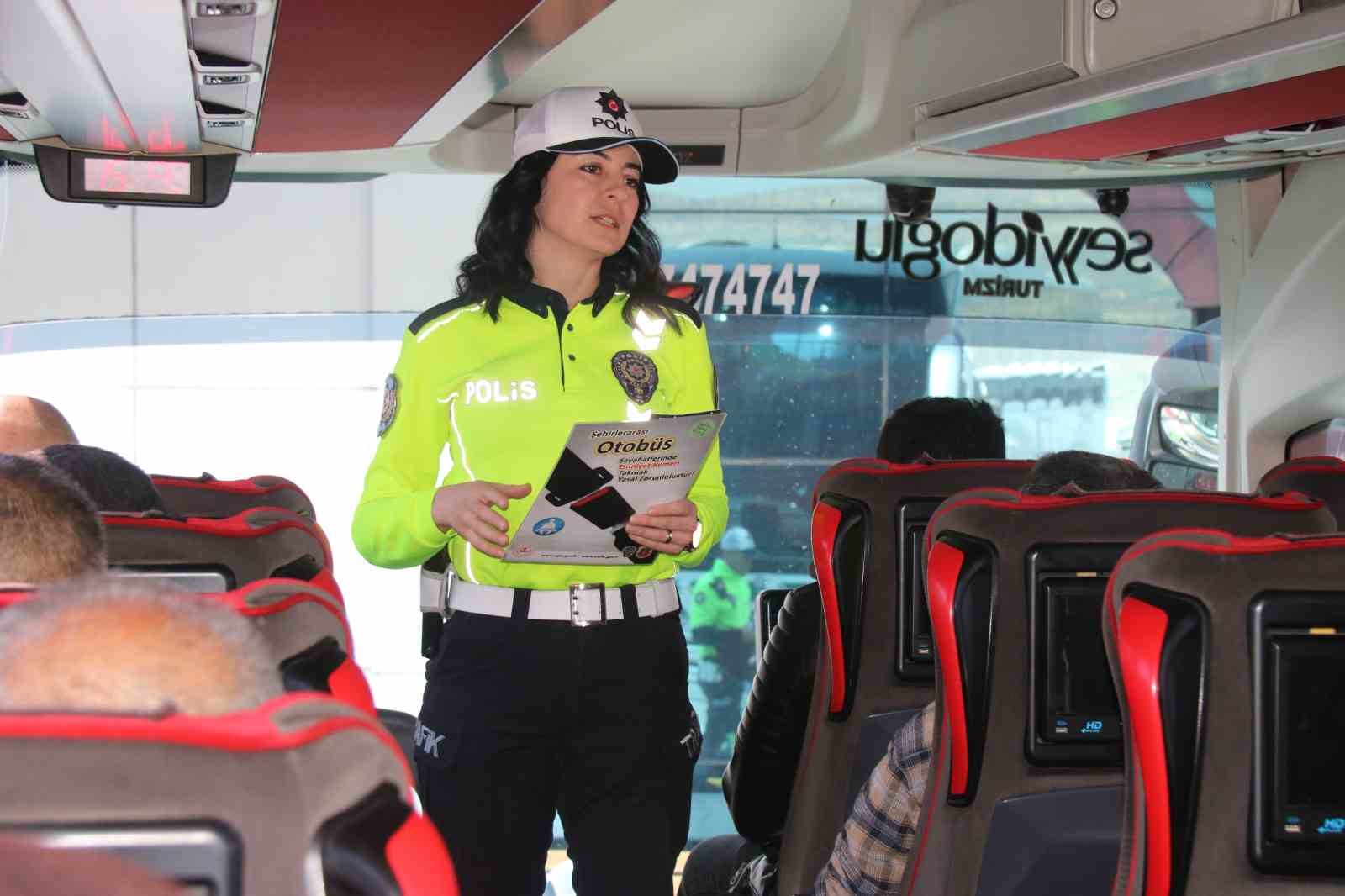 Otobüs terminalinde şoför ve yolculara emniyet kemerinin önemi anlatıldı
