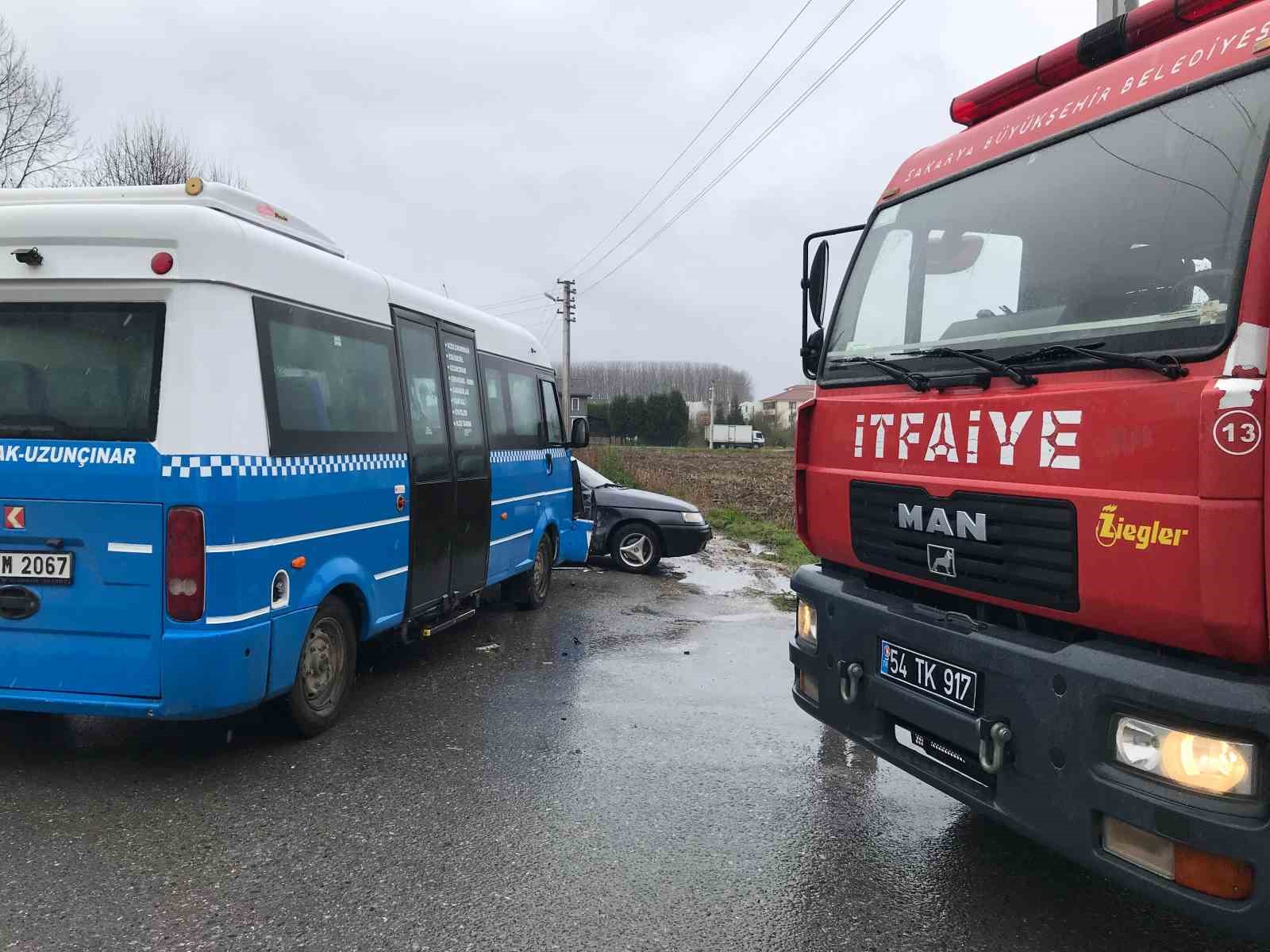 Otomobil ile yolcu minibüsü çarpıştı: 3 yaralı
