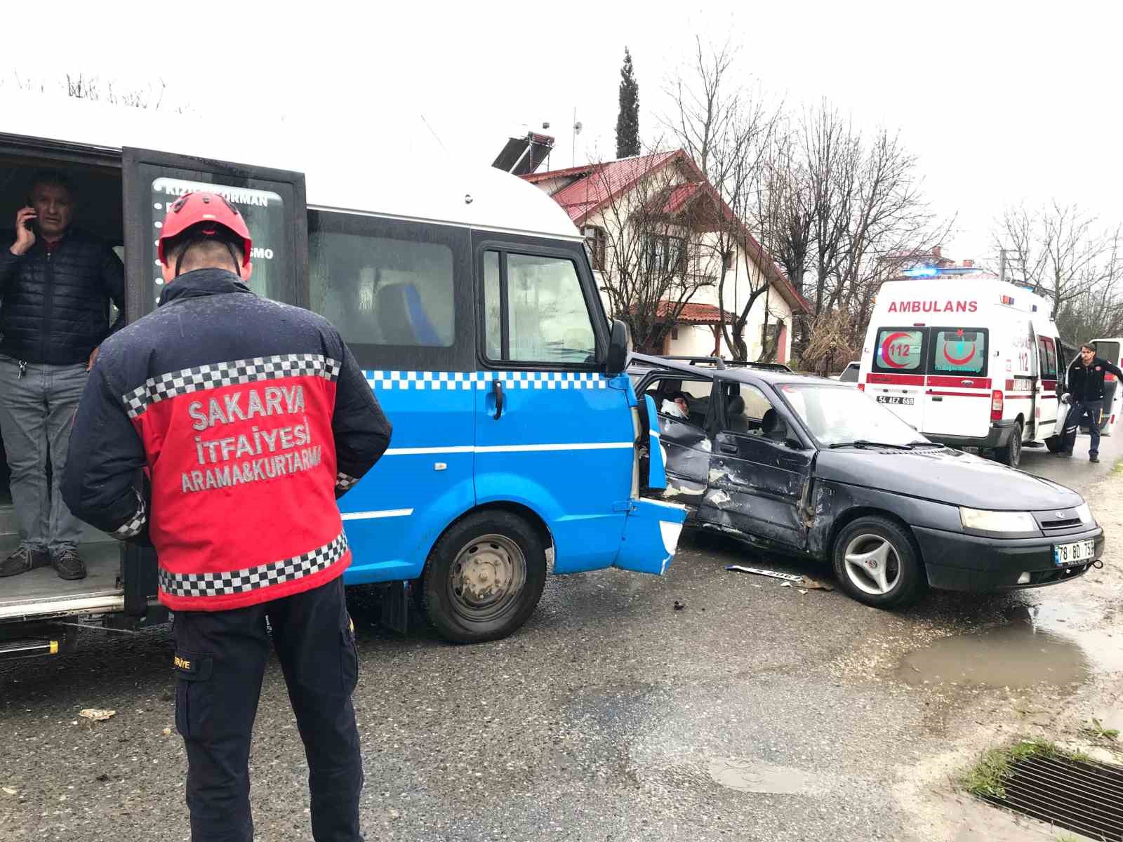 Otomobil ile yolcu minibüsü çarpıştı: 3 yaralı
