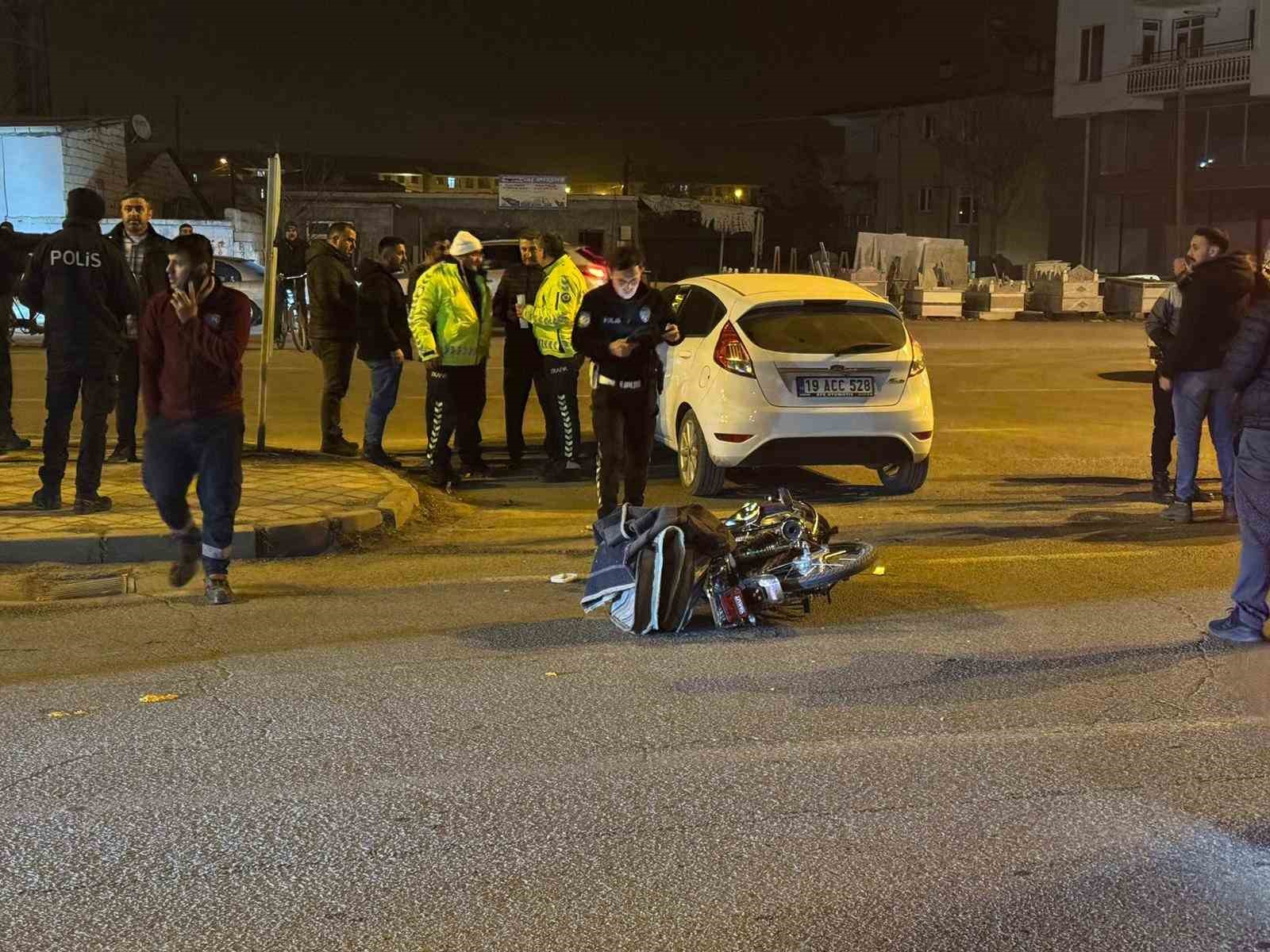 Otomobil motosiklete çarptı: 2 yaralı
