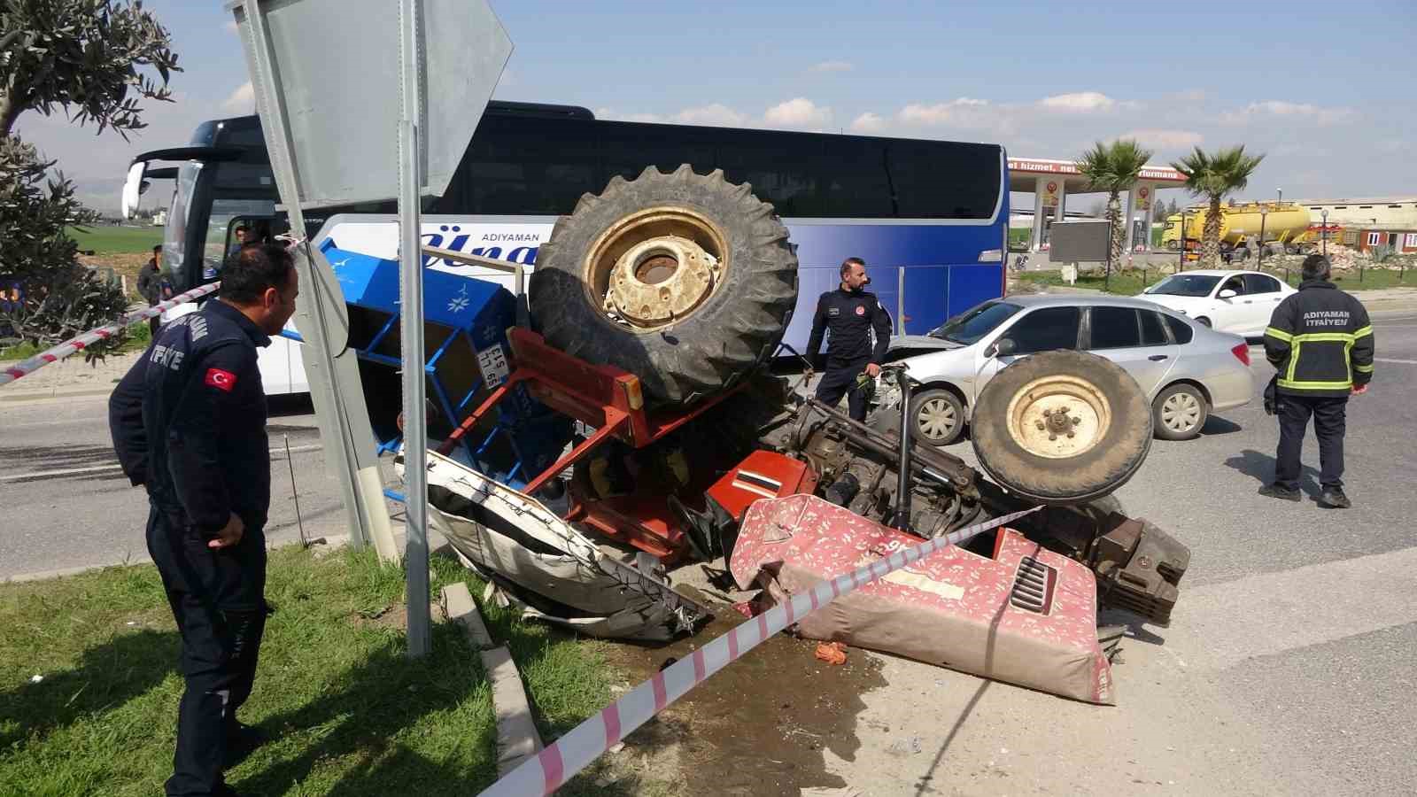 Otomobille çarpışan traktör devrildi: 1 ağır yaralı
