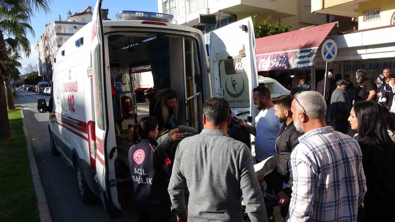 Park etmeye çalışan kamyonete çarpan motosikletliler ölümden döndü
