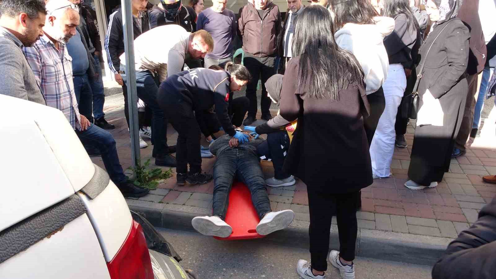 Park etmeye çalışan kamyonete çarpan motosikletliler ölümden döndü
