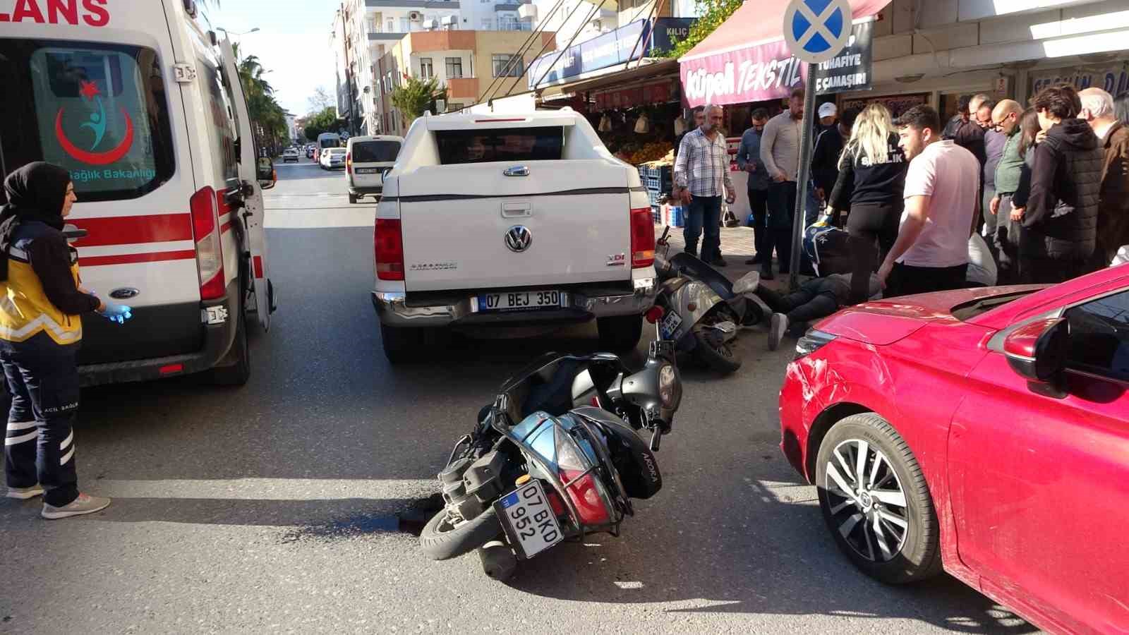 Park etmeye çalışan kamyonete çarpan motosikletliler ölümden döndü
