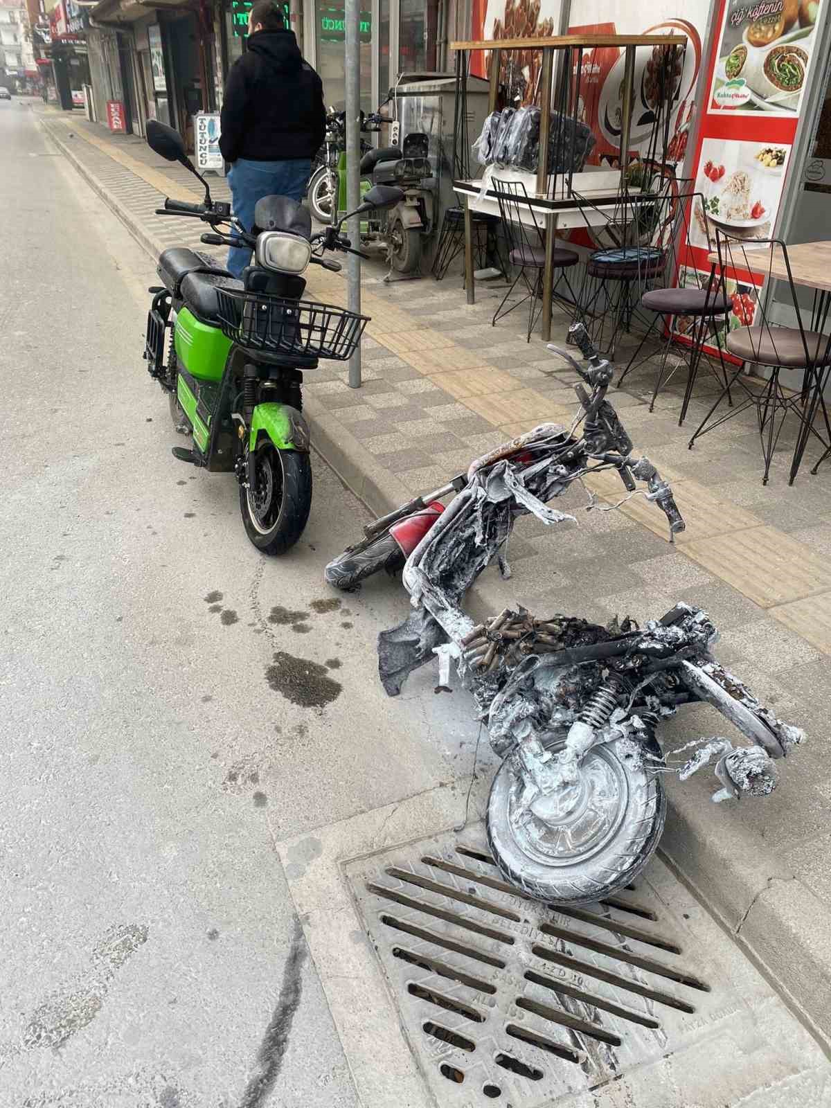 Park halindeki elektrikli bisiklet alev topuna döndü
