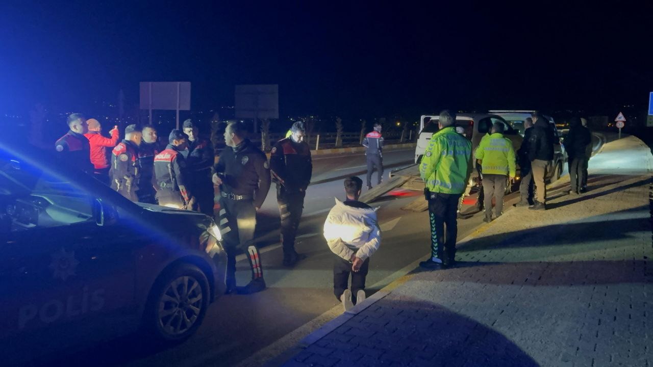 Polislerden kaçarken ekip otosuna çarpan sürücü ehliyetsiz çıktı
