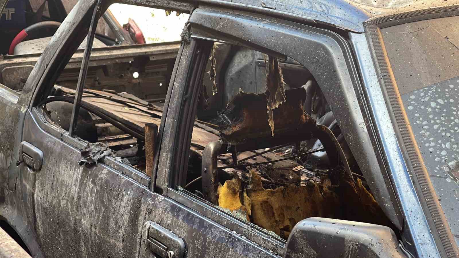Rize’de park halindeki 2 otomobil yandı
