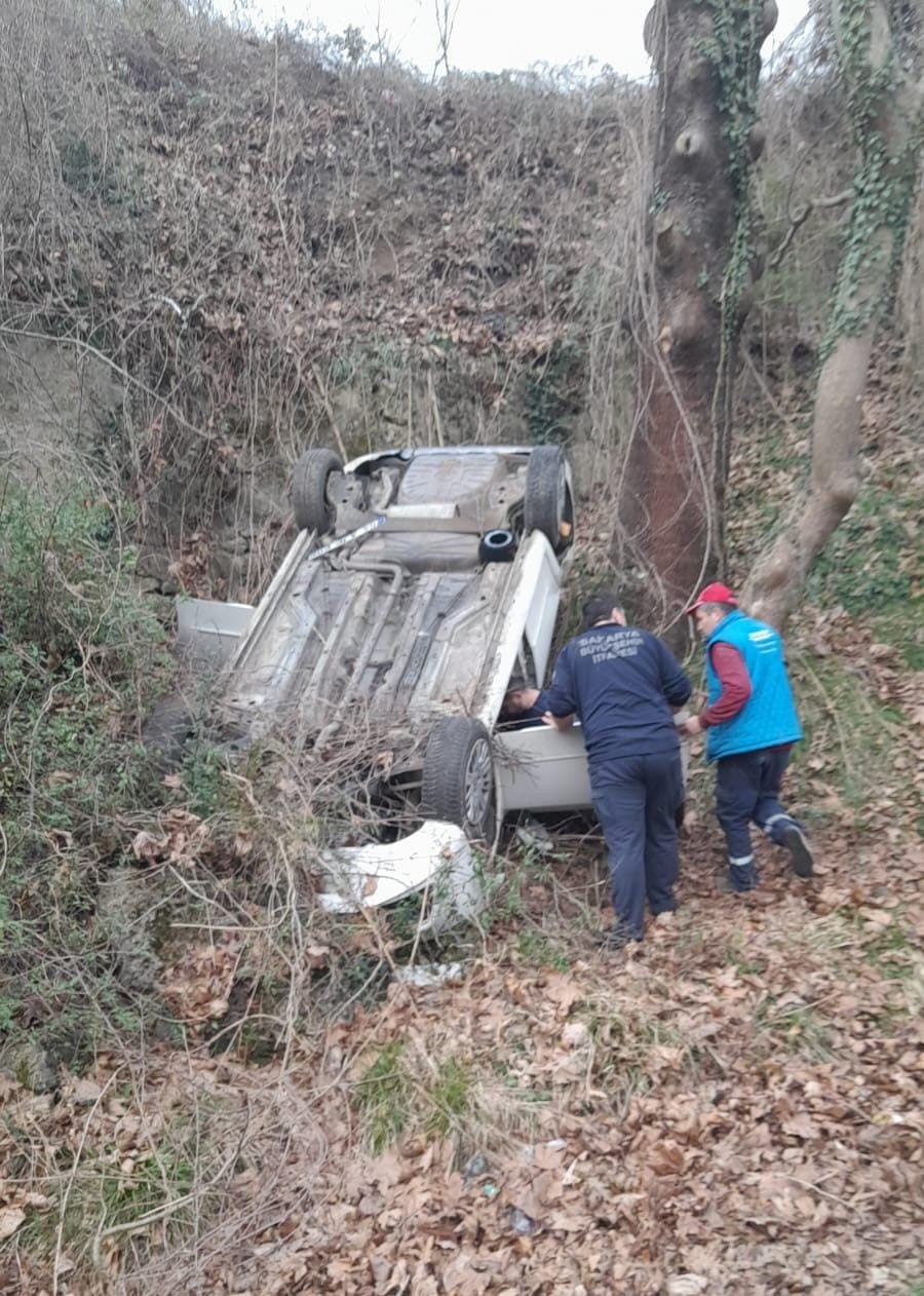 Sakarya’da otomobil şarampole yuvarlandı: 5 yaralı