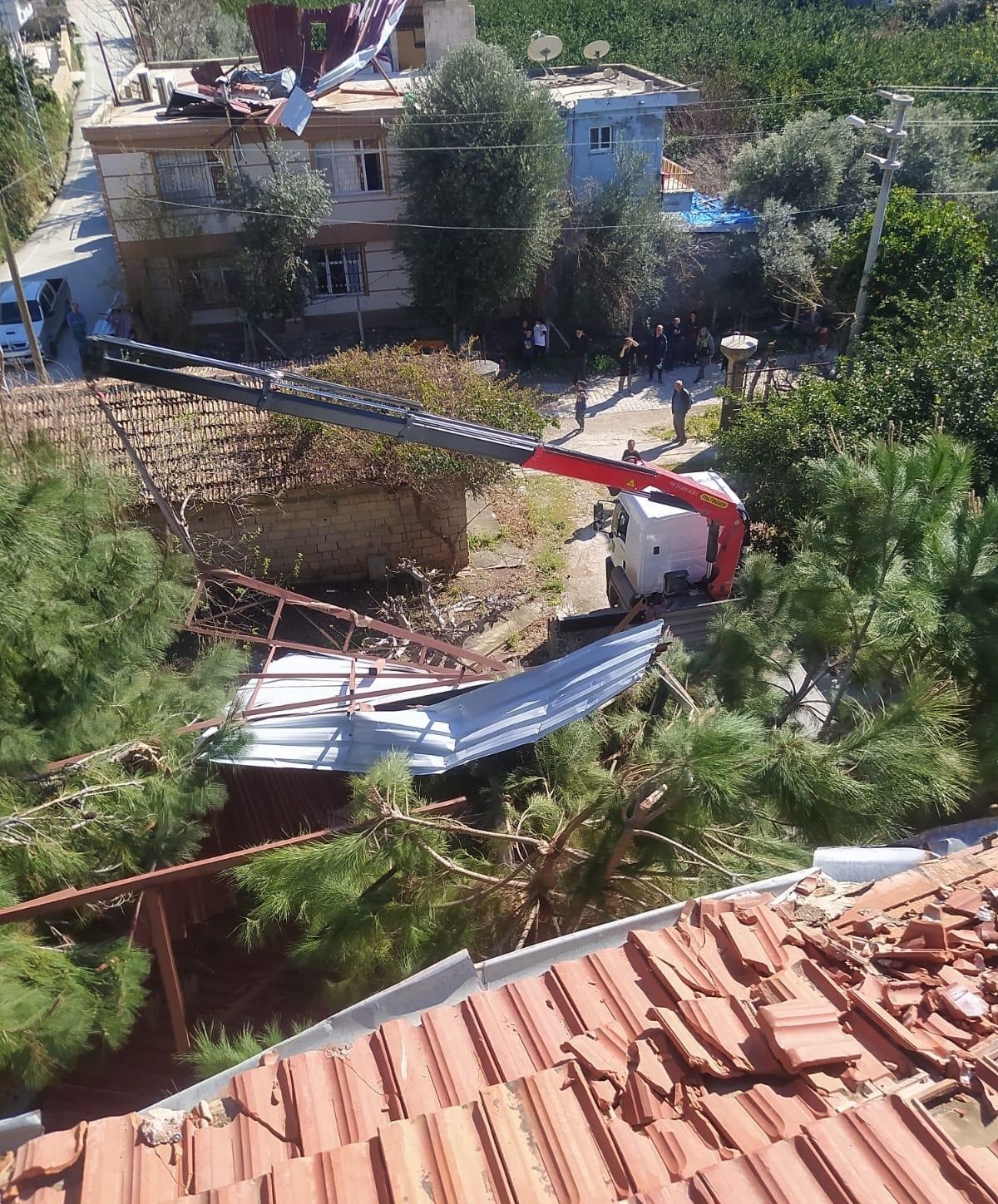 Samandağ’da fırtına evin çatısını uçurdu
