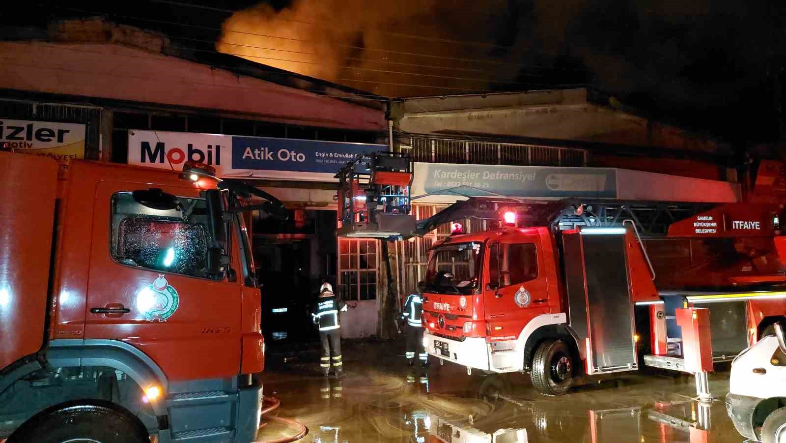 Samsun’da oto tamirci dükkanı alev alev yandı
