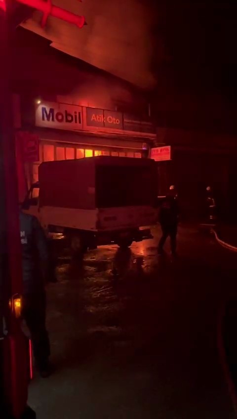Samsun’da oto tamirci dükkanı alev alev yandı
