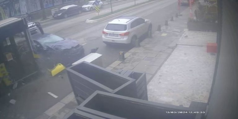 Sancaktepe’de otomobille otobüsün kafa kafaya çarpıştığı kaza kamerada