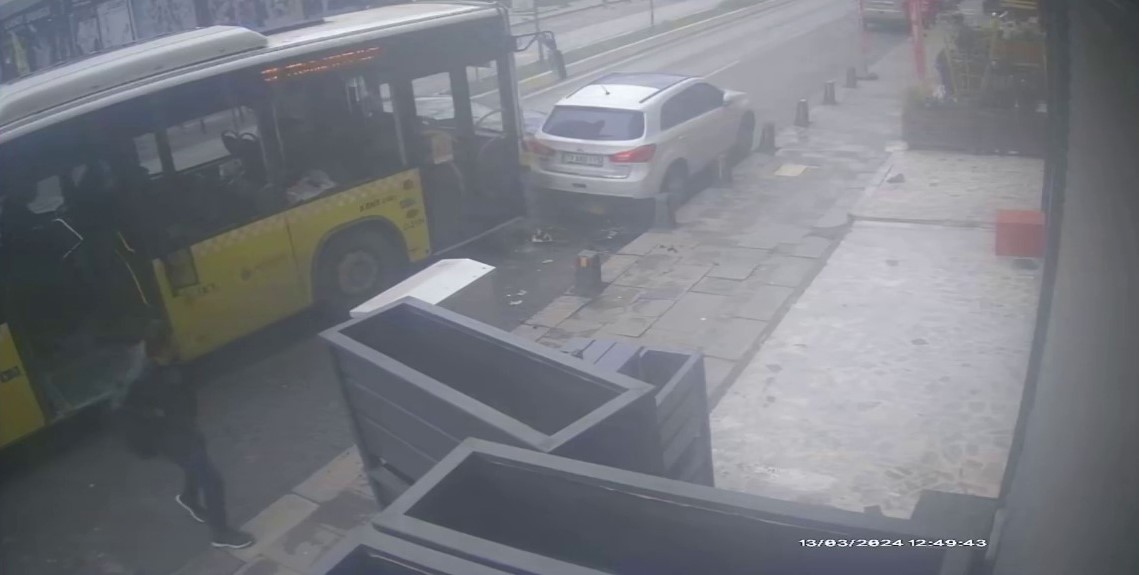 Sancaktepe’de otomobille otobüsün kafa kafaya çarpıştığı kaza kamerada
