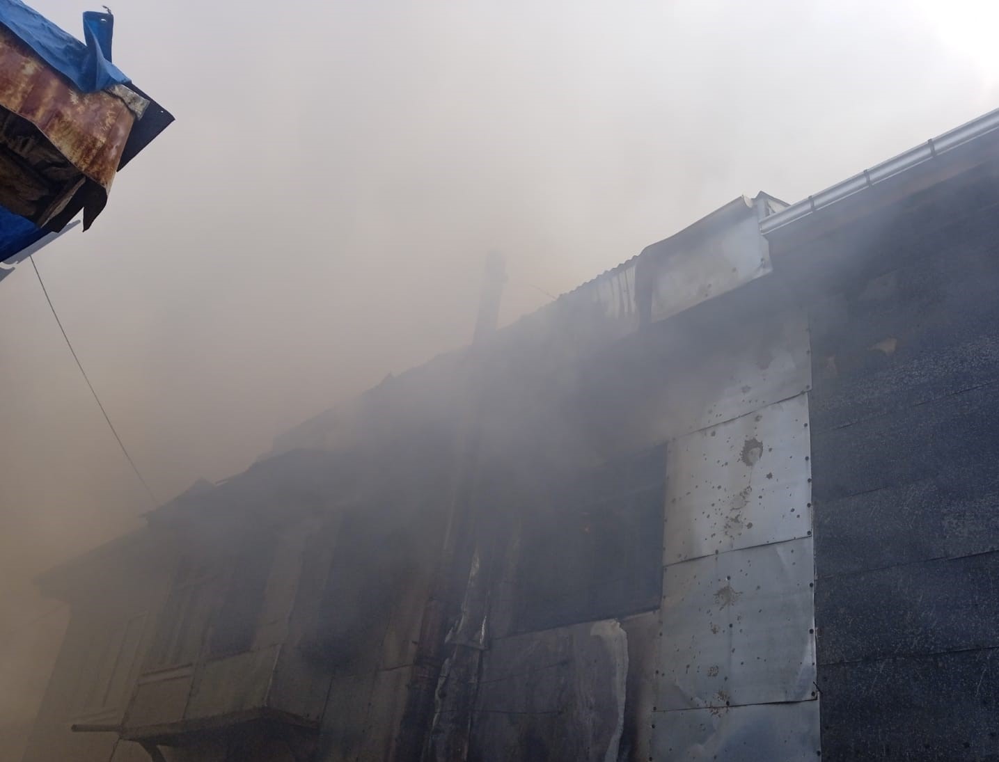 Sandıklı’da ev yangını, itfaiyenin alevlere müdahalesi sürüyor
