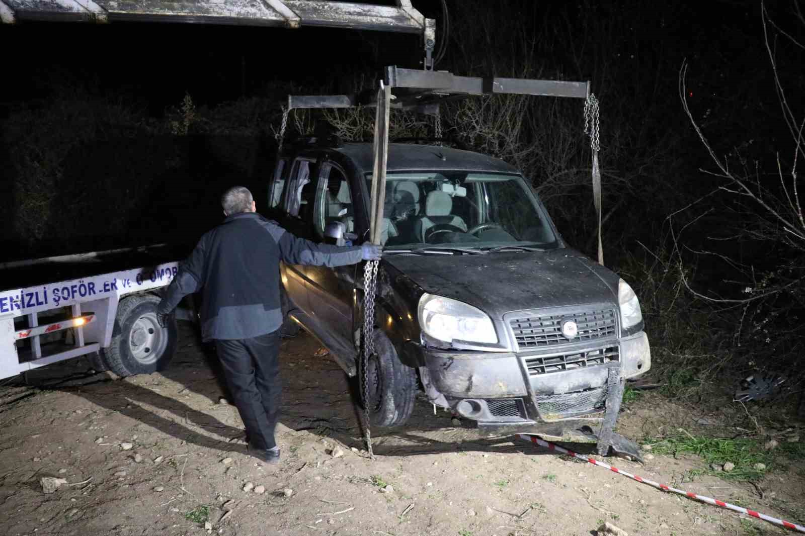 Şarampole devrilen hafif ticari aracın sürücüsü hayatını kaybetti
