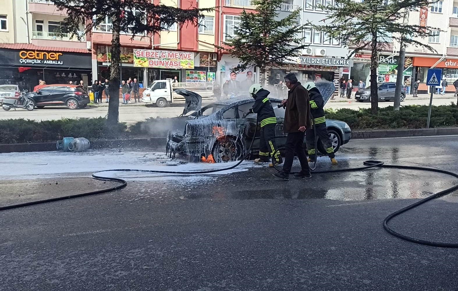 Seyir halindeki LPG’li otomobil alev topuna döndü