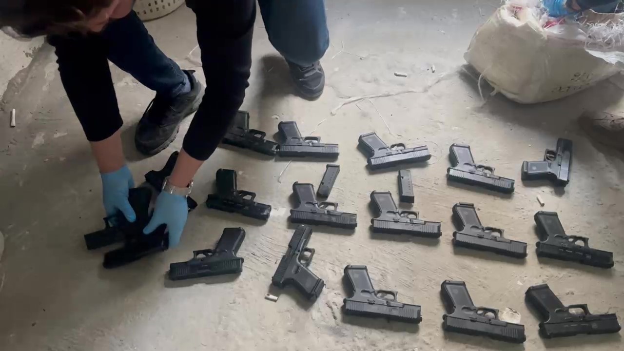 Silah satan kişinin evine operasyon: Çuvaldan 31 tabanca çıktı
