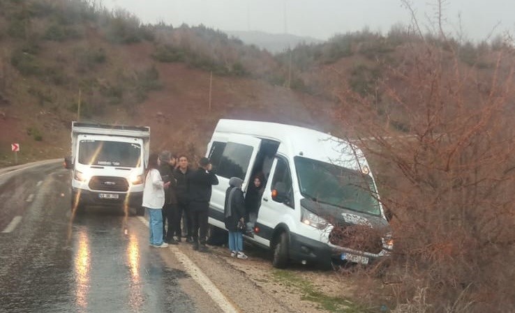Şırnak-Siirt kara yolunda yoldan çıkan minibüste 1 kişi yaralandı