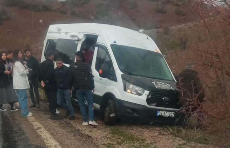 Şırnak-Siirt kara yolunda yoldan çıkan minibüste 1 kişi yaralandı
