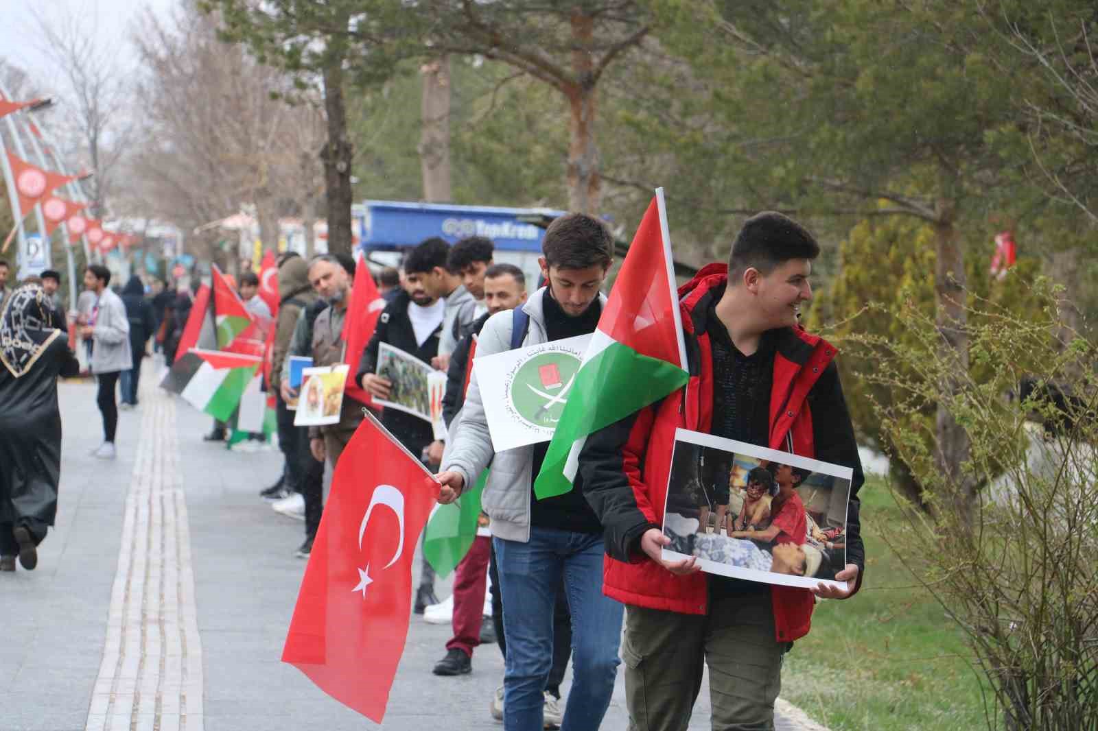 Sivas’ta üniversite öğrencileri Filistin için yürüdü
