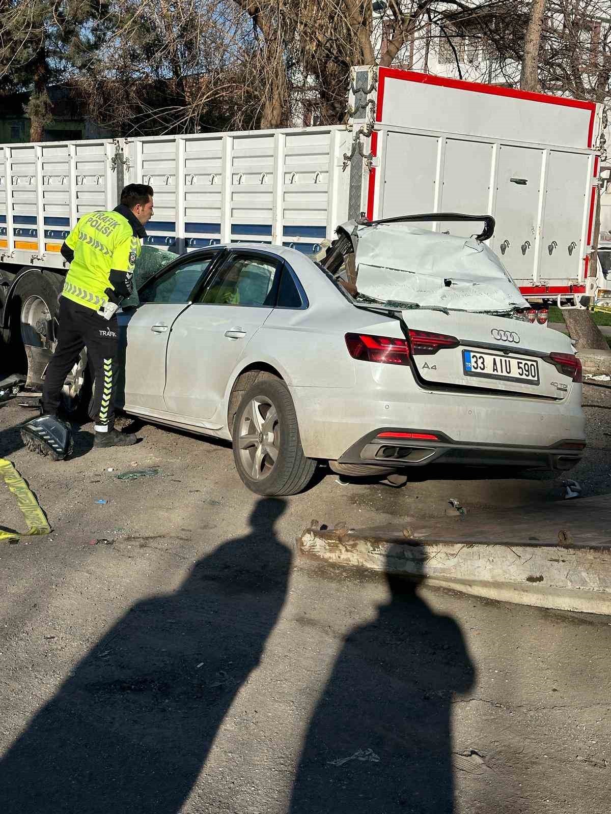 Siverek’te park halindeki tıra otomobil çarptı: 1 ölü
