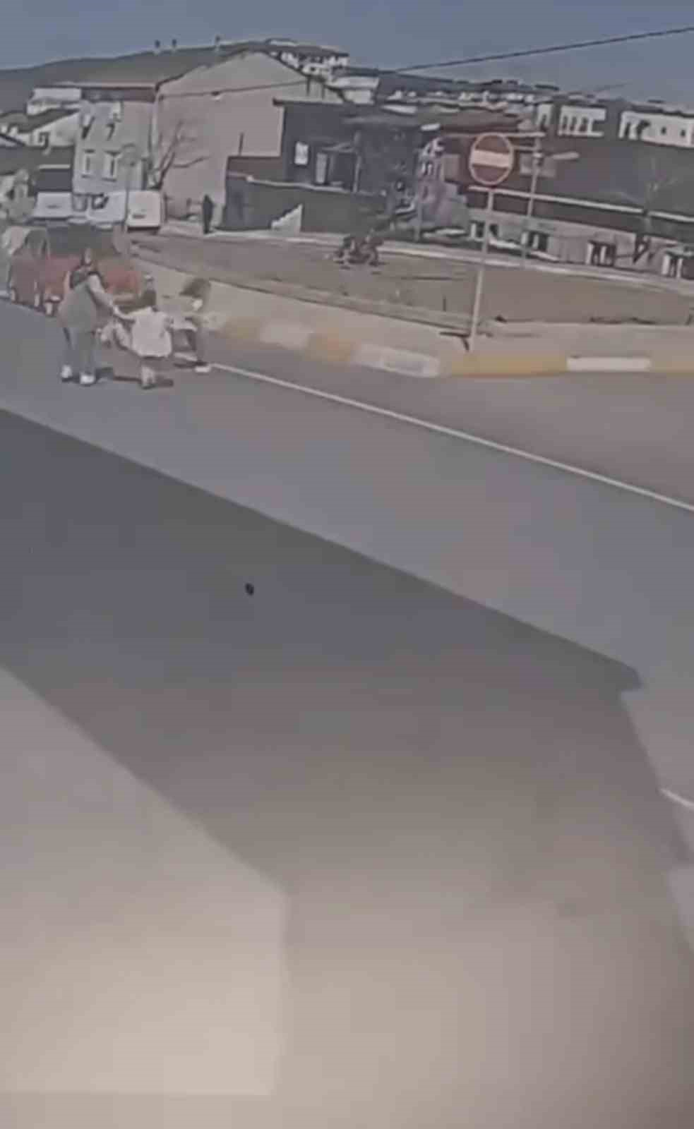 Sultanbeyli’de otomobilin çarptığı kız çocuğu metrelerce savruldu, kaza anı kamerada
