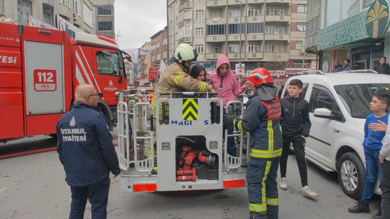 Sultangazi’de 5 katlı binada korkutan yangın: Mahsur kalan 3’ü çocuk 7 kişi kurtarıldı
