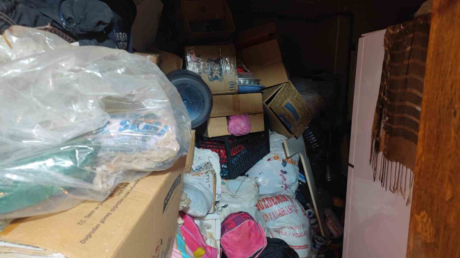 Sultangazi’de bir evden 7 kamyon çöp çıktı
