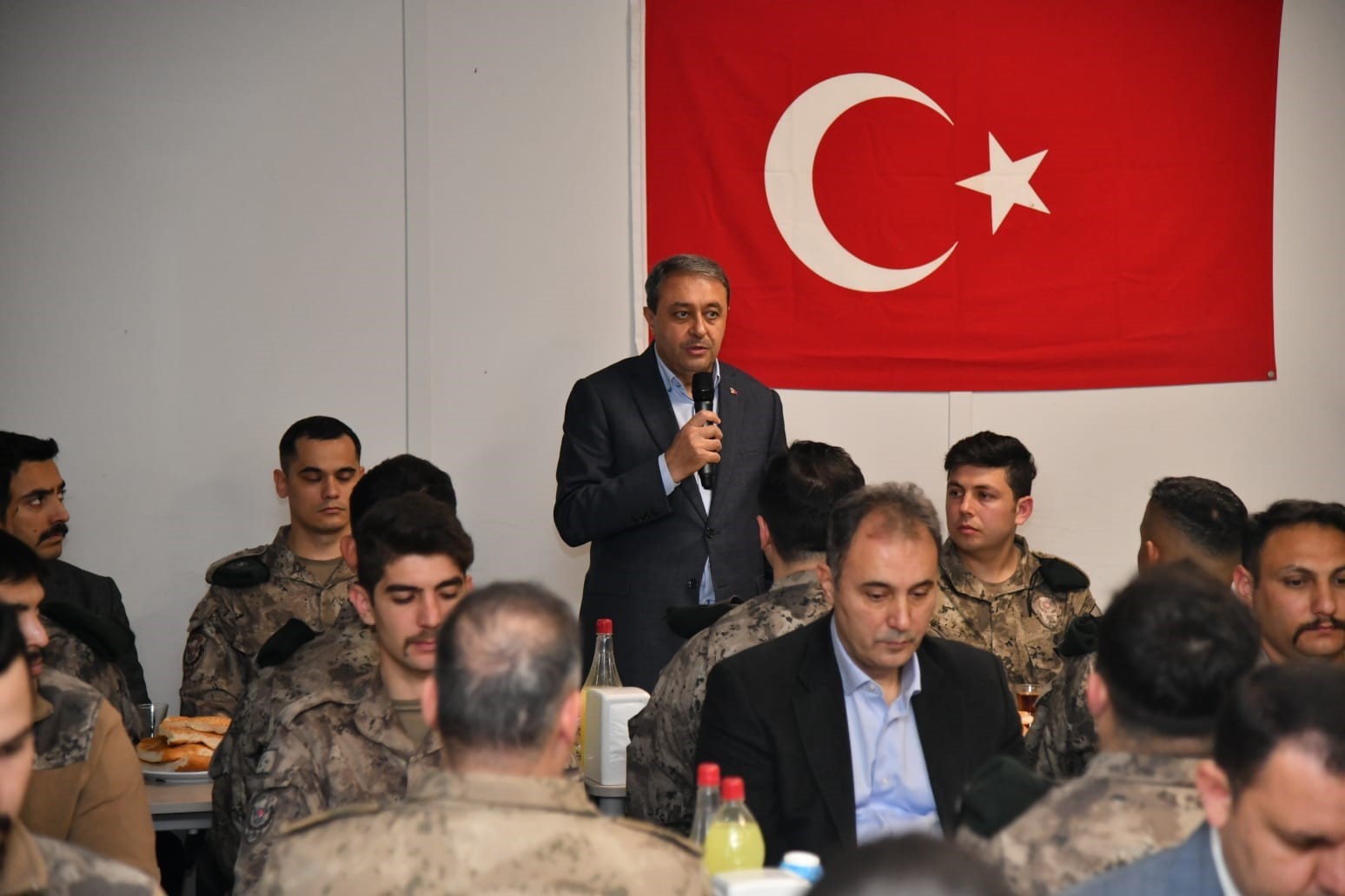 Suriye’nin kuzeyindeki Türk güvenlik güçleri iftarda bir araya geldi
