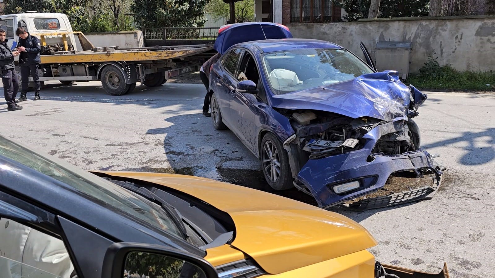 SUV tarzı araç ile otomobil kafa kafaya çarpıştı: 2 yaralı
