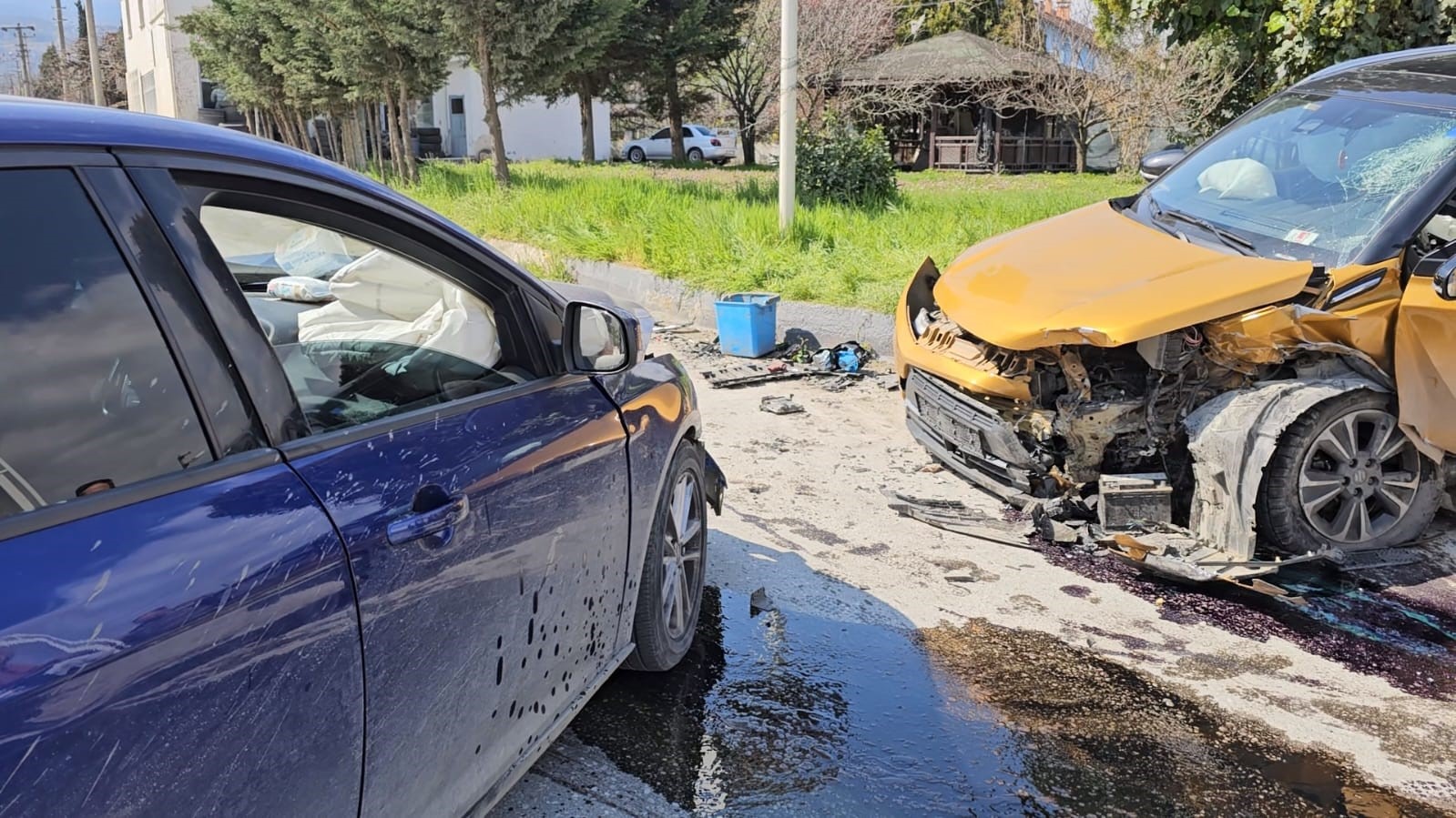 SUV tarzı araç ile otomobil kafa kafaya çarpıştı: 2 yaralı
