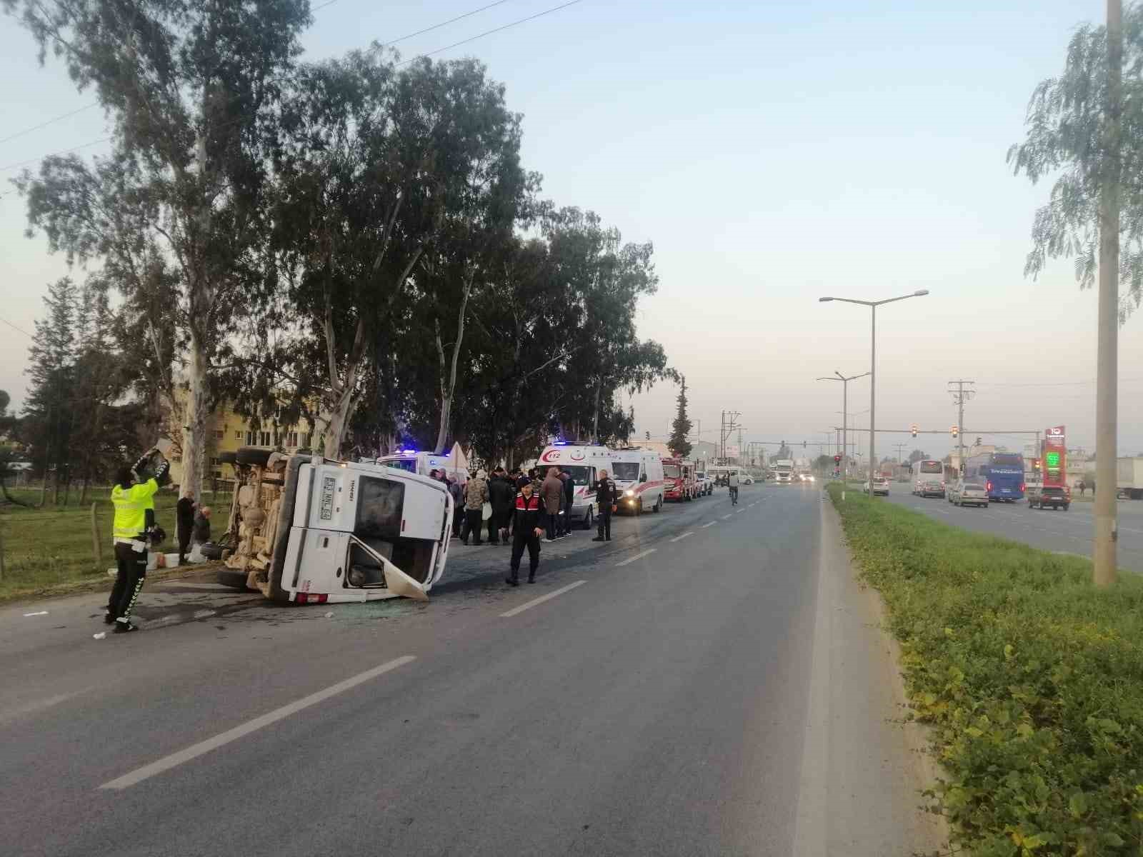 Tarım işçilerini taşıyan minibüs ile kamyonet çarpıştı: 6 yaralı

