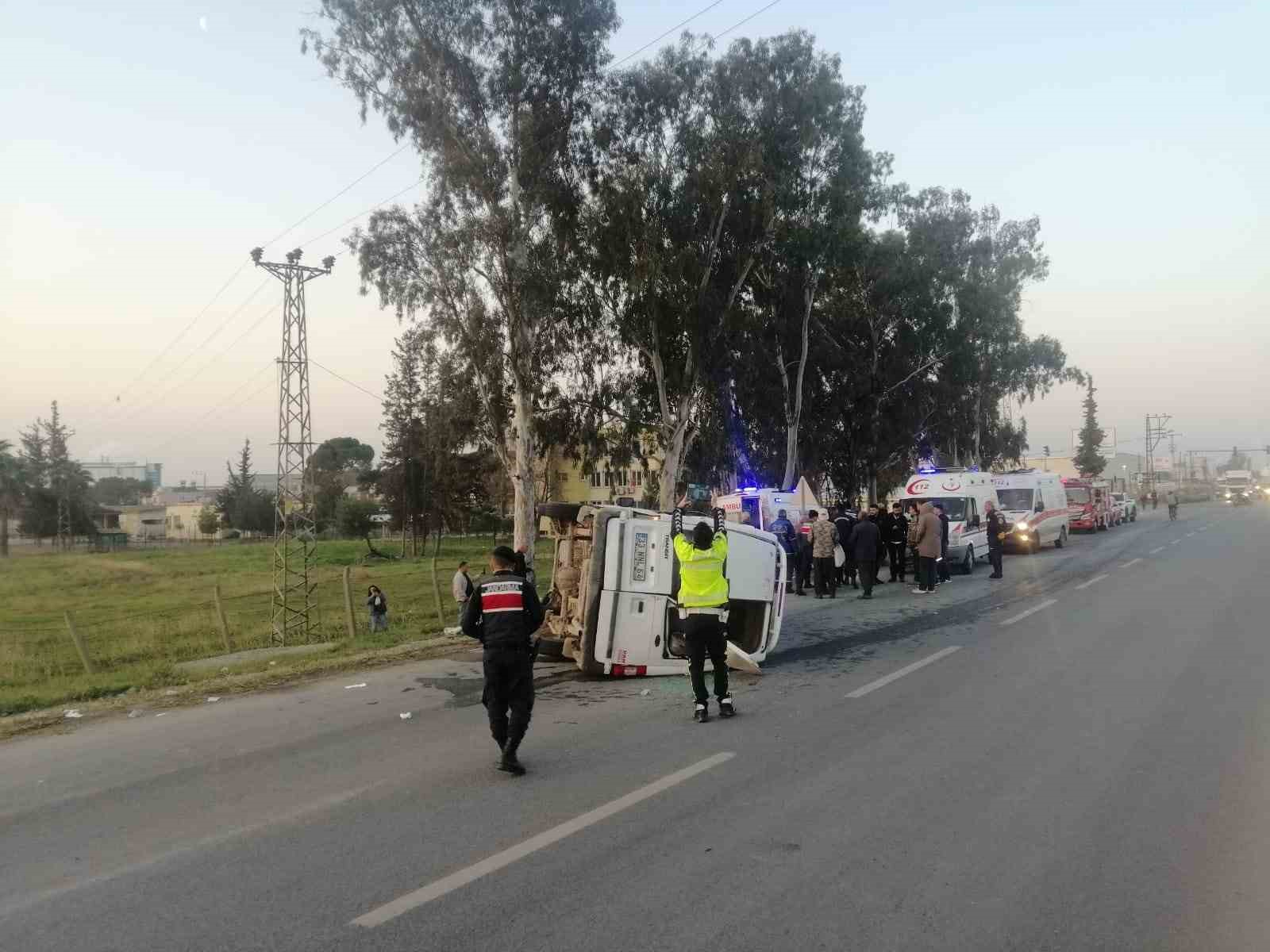 Tarım işçilerini taşıyan minibüs ile kamyonet çarpıştı: 6 yaralı

