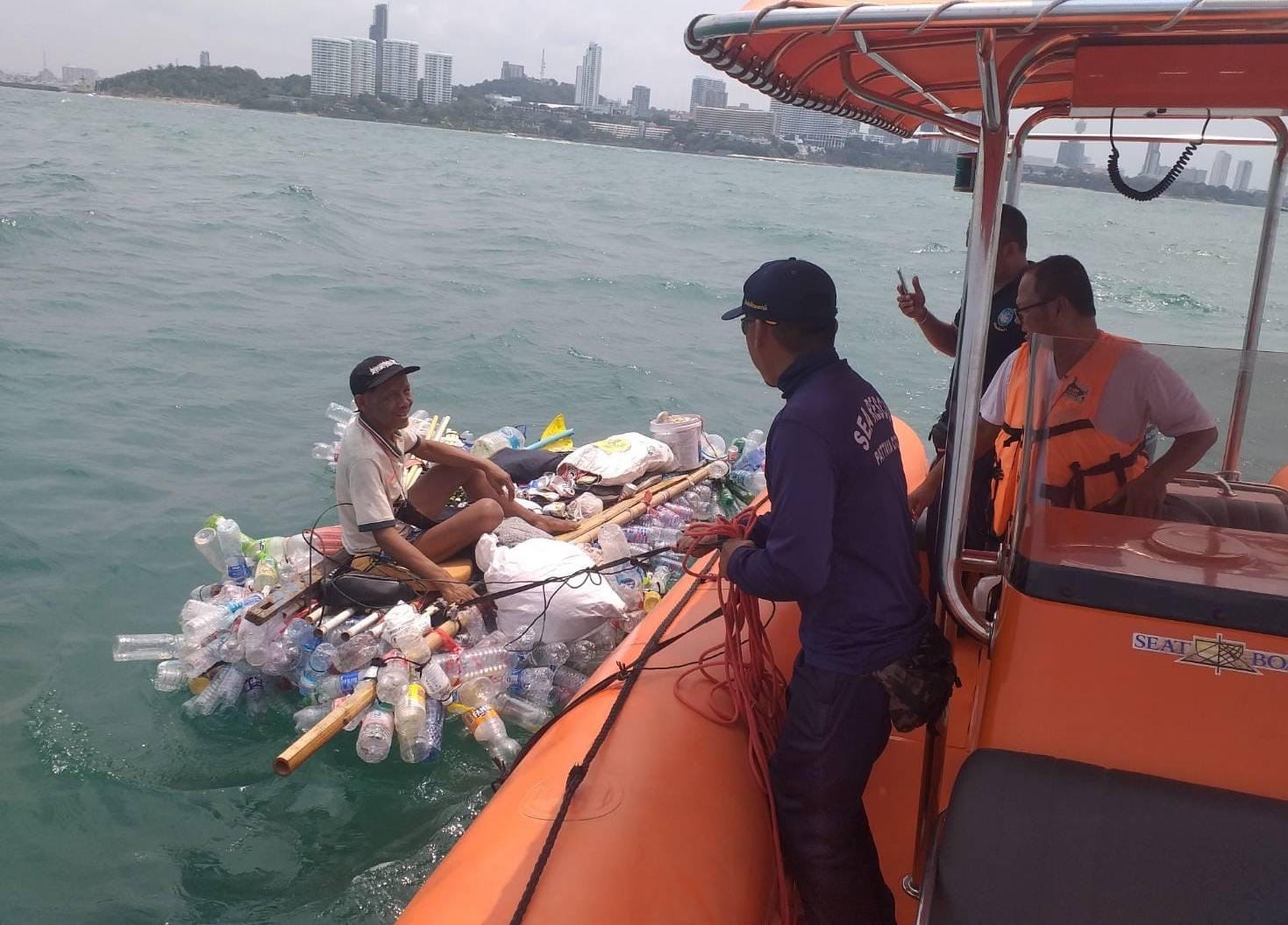 Tayland’da pet şişelerden yaptığı botla denize açılan adam mahsur kaldı

