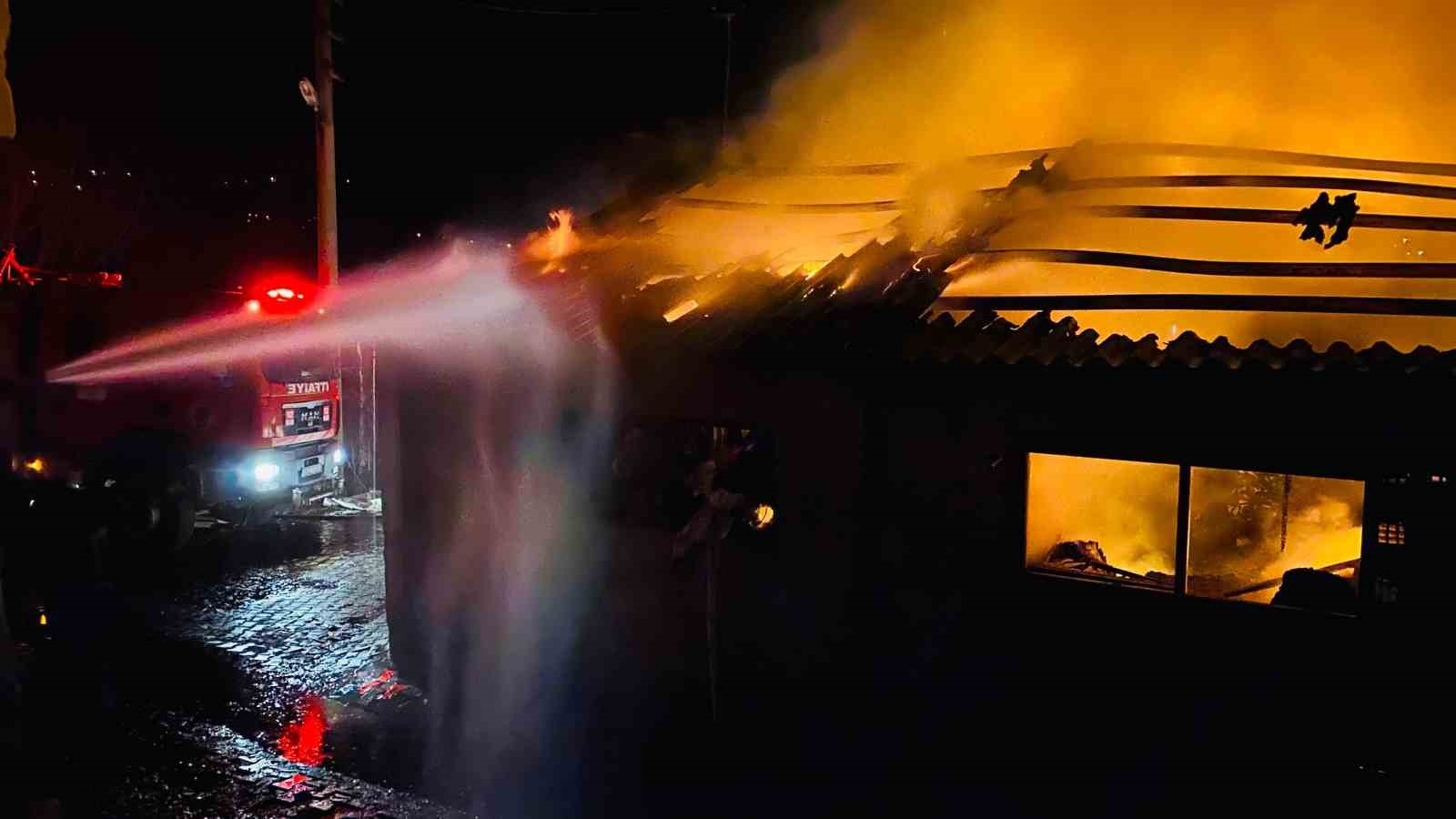 Tekstil atölyesinde çıkan yangını söndürme çalışmaları sürüyor
