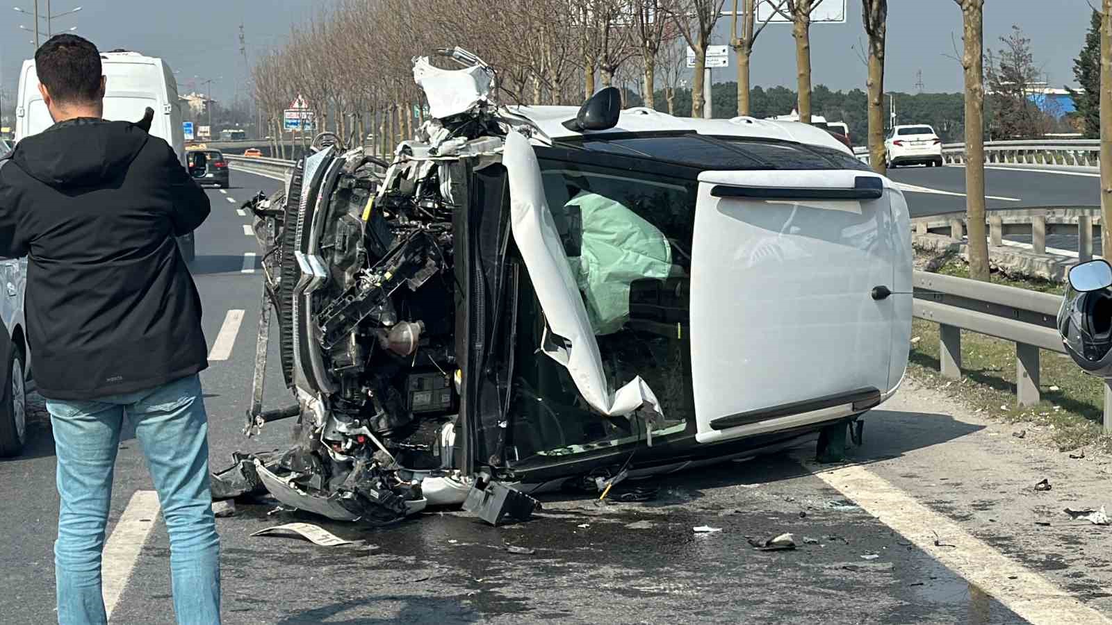 TEM bağlantı yolunda feci kaza: Burnu bile kanamadan kurtulan kadın aracına bakıp ağladı
