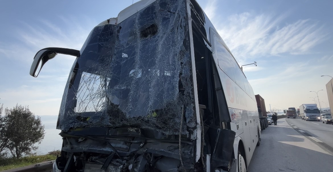 TEM’de yolcu otobüsü, tır ve hafif ticari araç çarpıştı : 1’i ağır 9 yaralı
