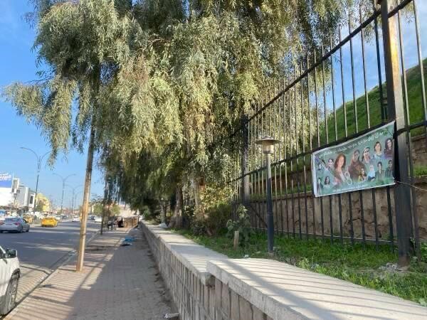 Terör örgütü PKK, Kerkük merkezine teröristlerin bulunduğu pankart astı

