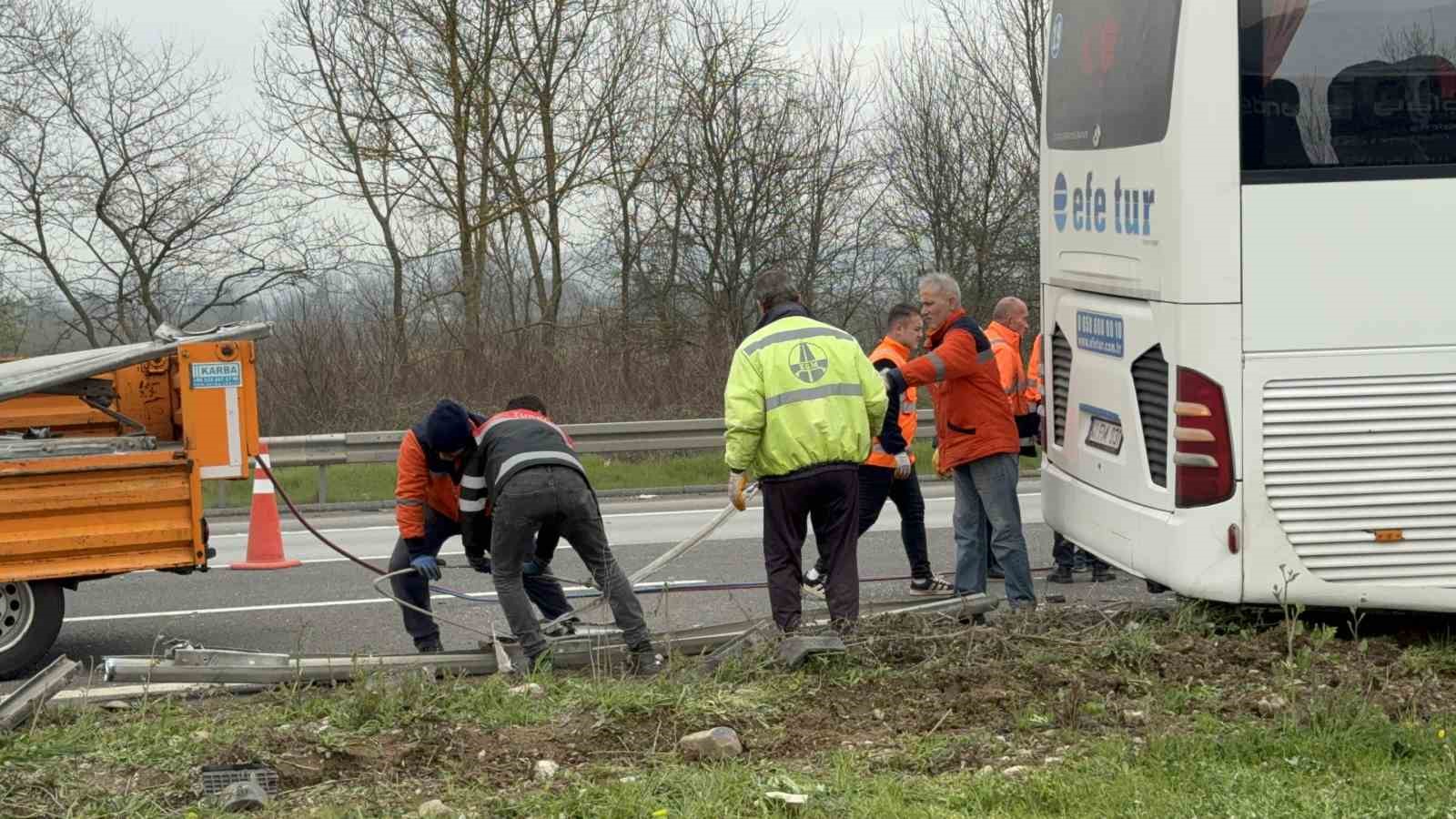 Tırla çarpışan otobüs refüje çıktı: 1’i ağır 15 yaralı
