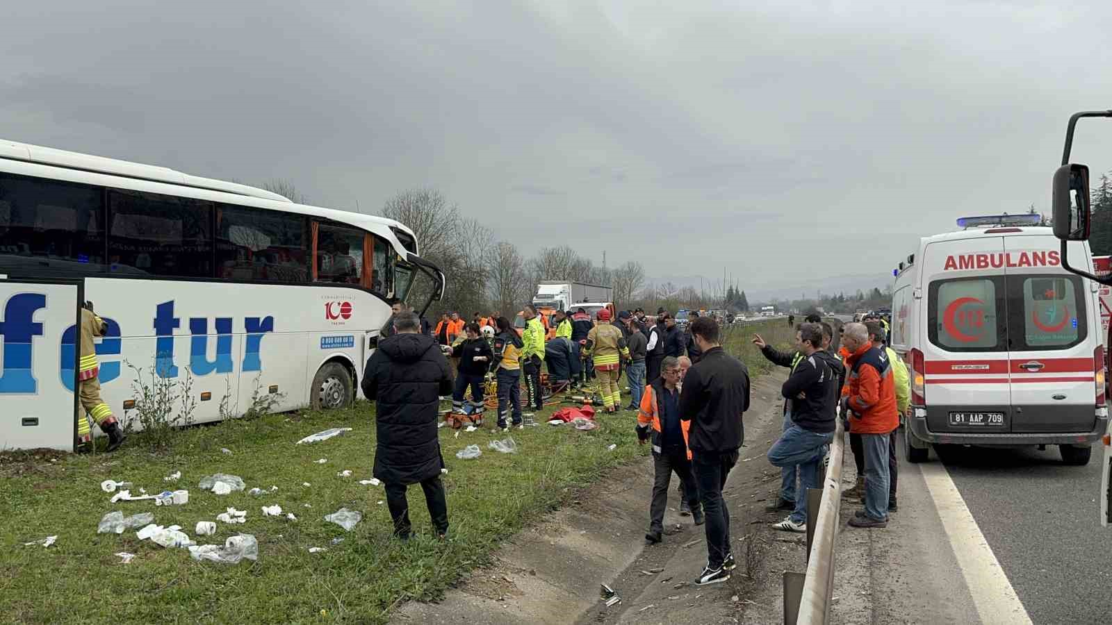 Tırla çarpışan otobüs refüje çıktı: 1’i ağır 15 yaralı

