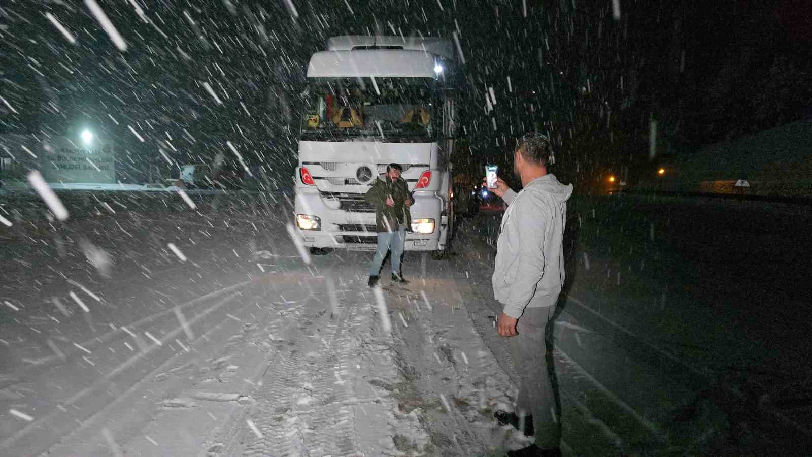 Tokat-Sivas yolunda kar yağışı etkili oldu
