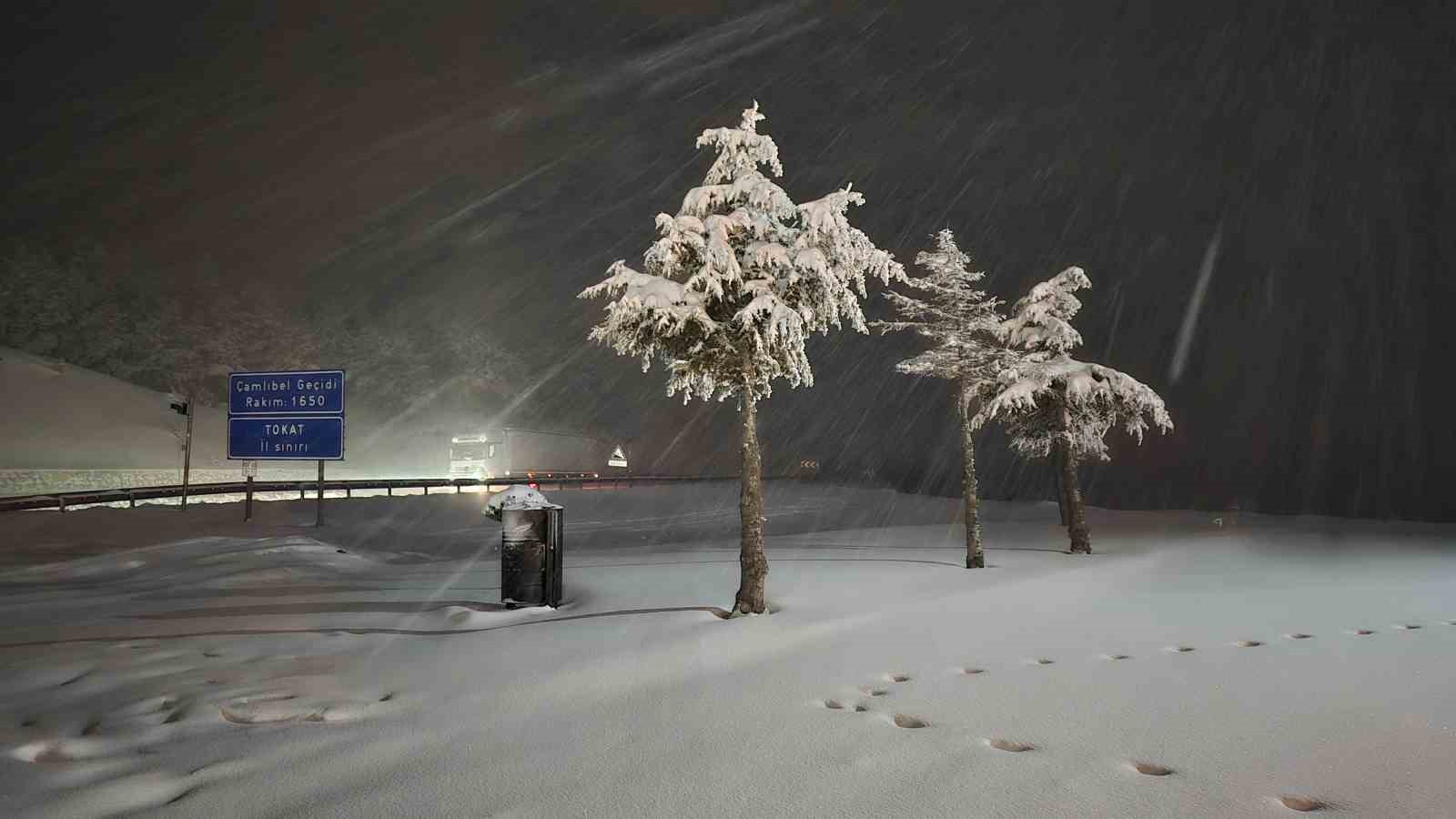 Tokat-Sivas yolunda kar yağışı etkili oldu
