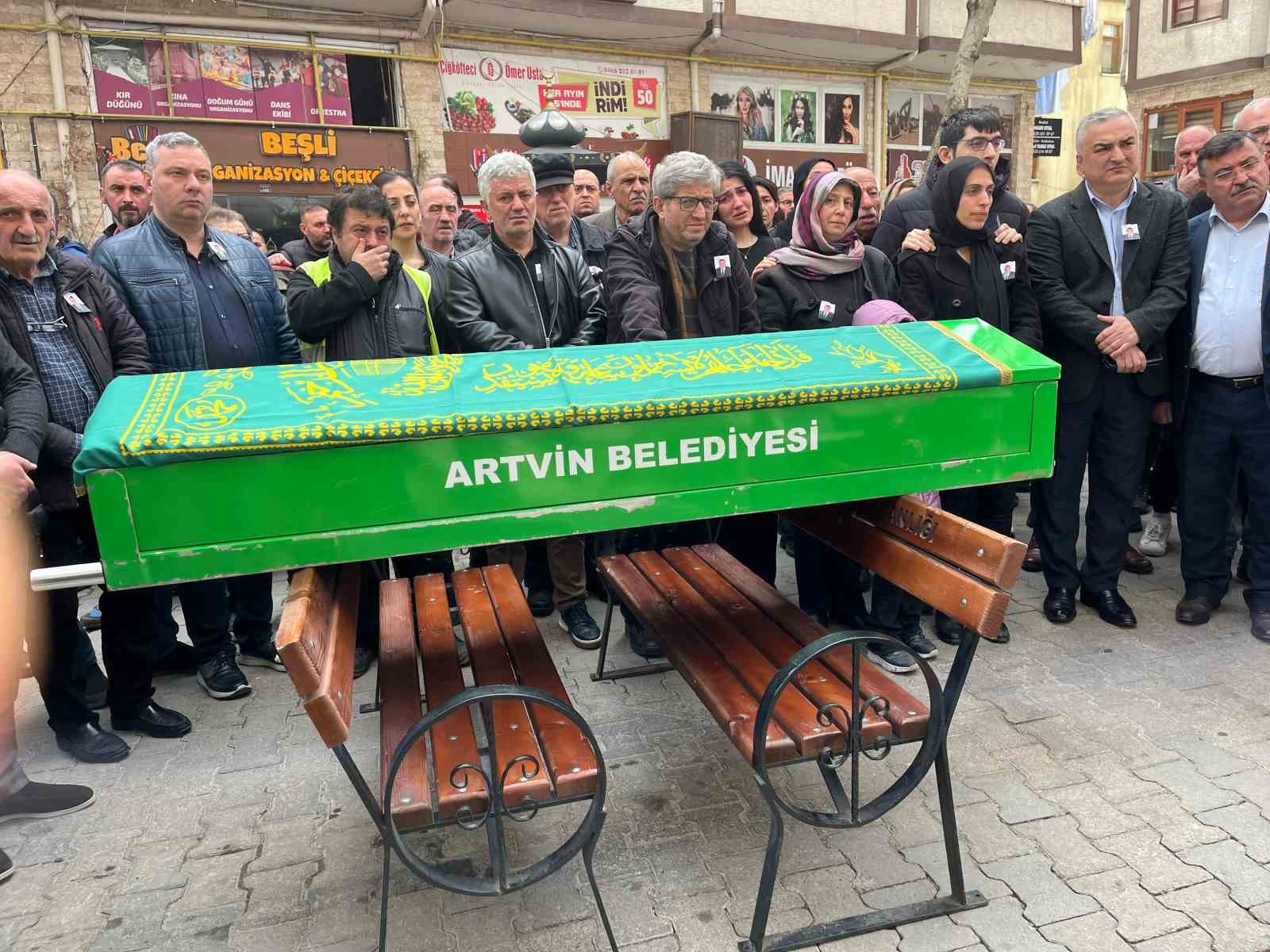 Trafik kazasında hayatını kaybeden İHA Artvin eski muhabiri son yolculuğuna uğurlandı
