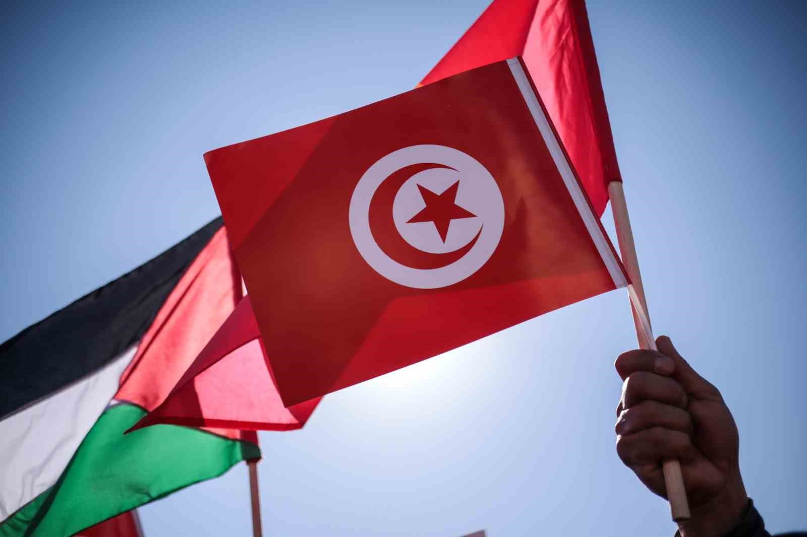 Tunus’ta binlerce kişi hükümeti protesto etti
