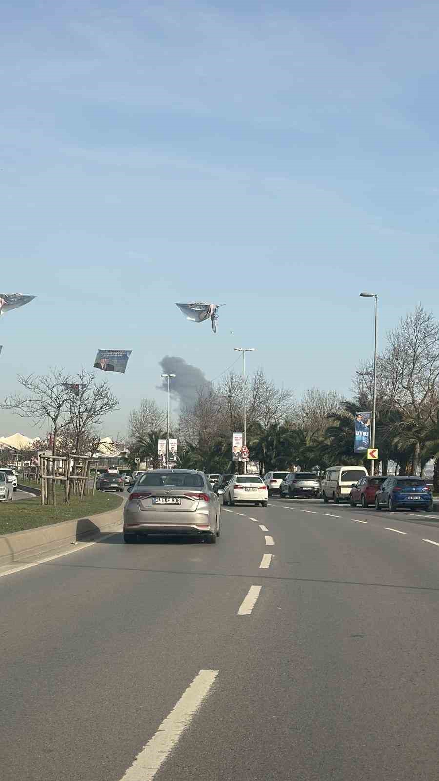 Tuzla’da Kocaeli sınırında bulunan bir fabrikada yangın çıktı. Olay yerine çok sayıda itfaiye ekibi sevk edildi.
