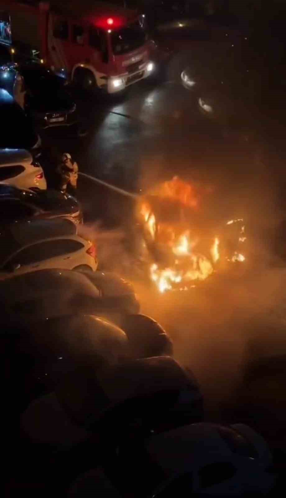 Tuzla’da park halindeki araç alev alev yandı
