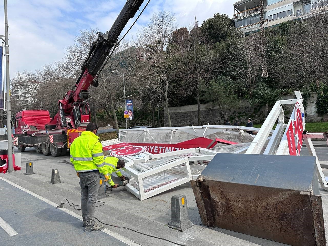 Üsküdar’da vinç çarptı, demir platform yola devrildi