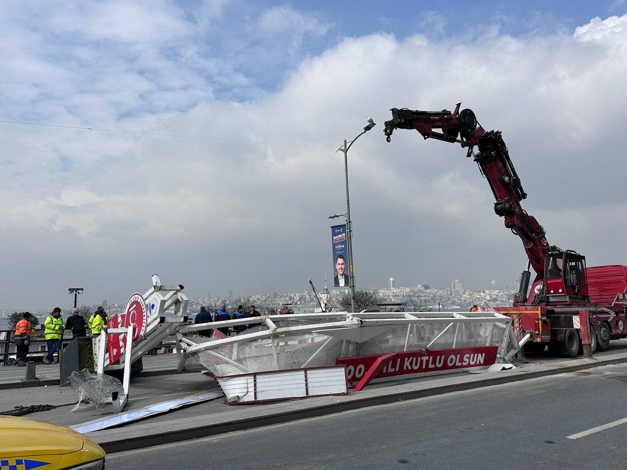 Üsküdar’da vinç çarptı, demir platform yola devrildi
