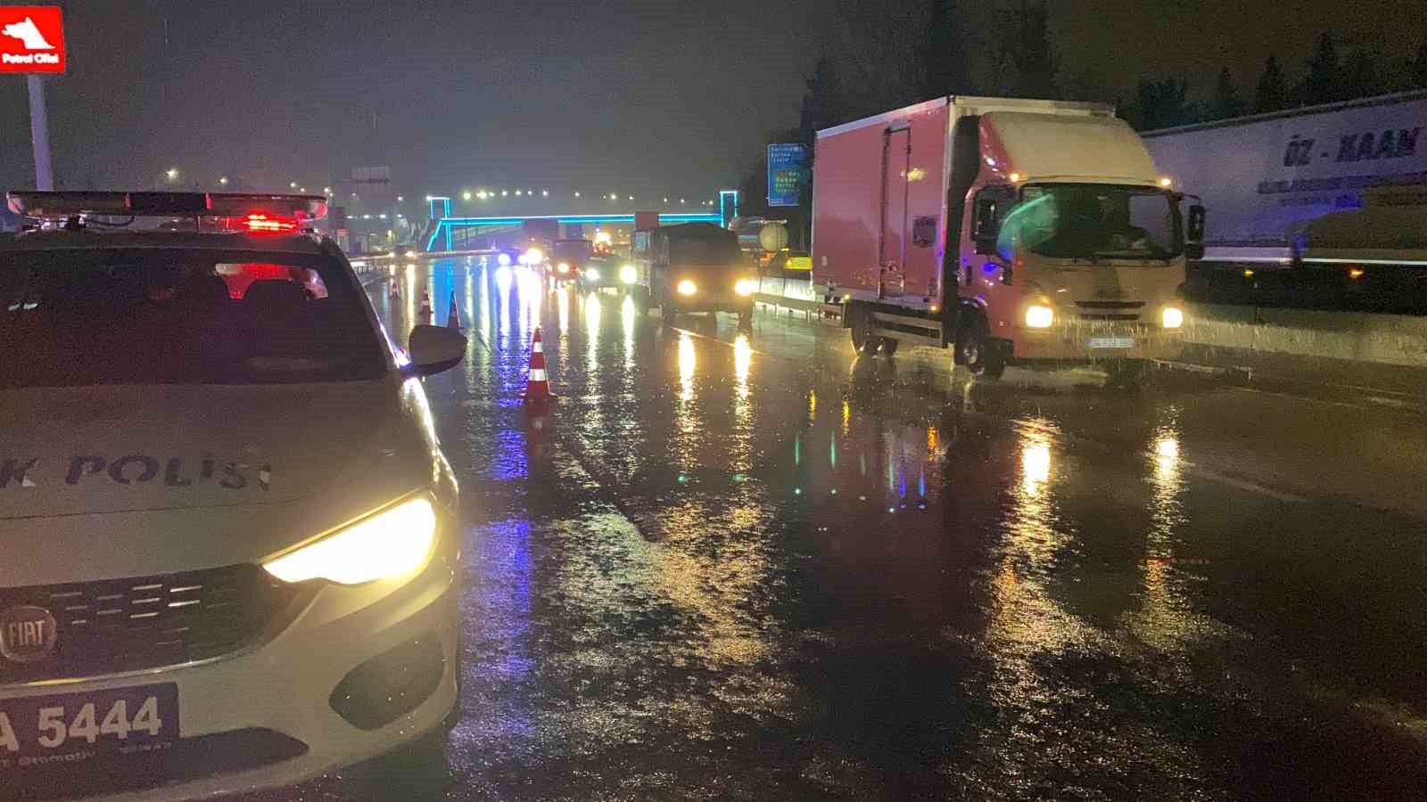 Yağmur sebebiyle kayganlaşan yolda işçi servisi bariyere çarptı: 1 yaralı
