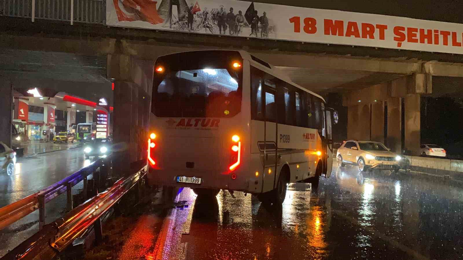 Yağmur sebebiyle kayganlaşan yolda işçi servisi bariyere çarptı: 1 yaralı
